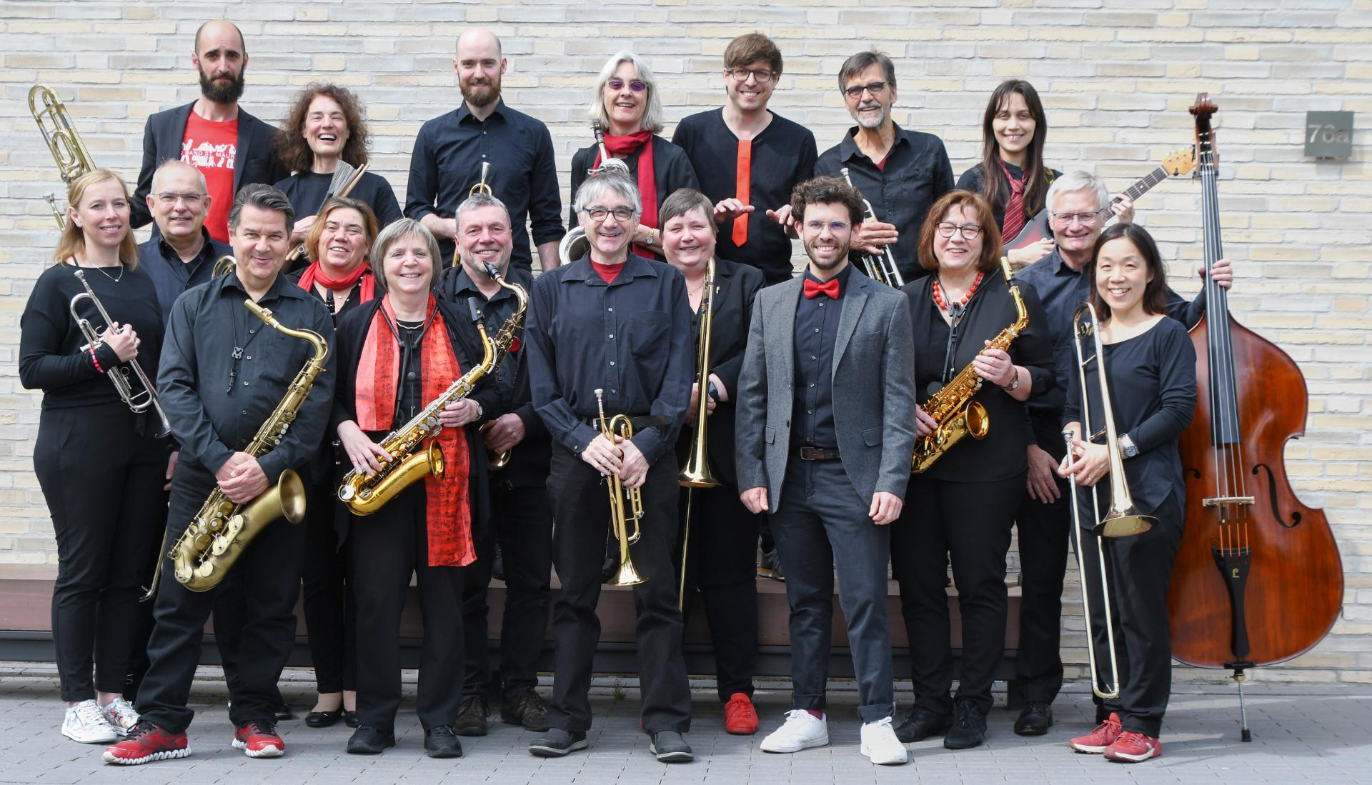 Gruppenfoto der Band vor der Kirche St. Mauritius